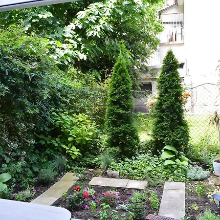 Center With A Backyard Apartment *